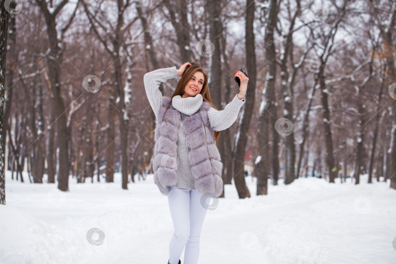 Скачать Модная молодая девушка в зимнее время фотосток Ozero