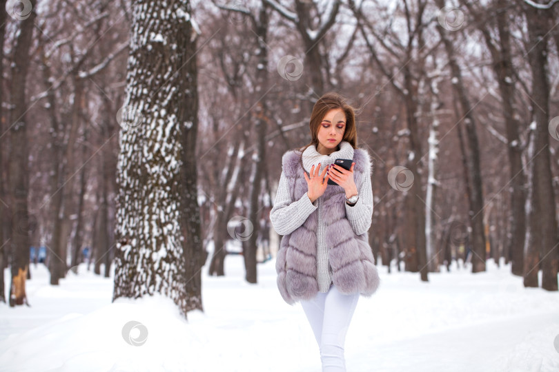 Скачать Модная молодая девушка в зимнее время фотосток Ozero