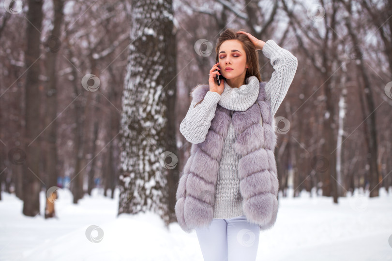 Скачать Модная молодая девушка в зимнее время фотосток Ozero
