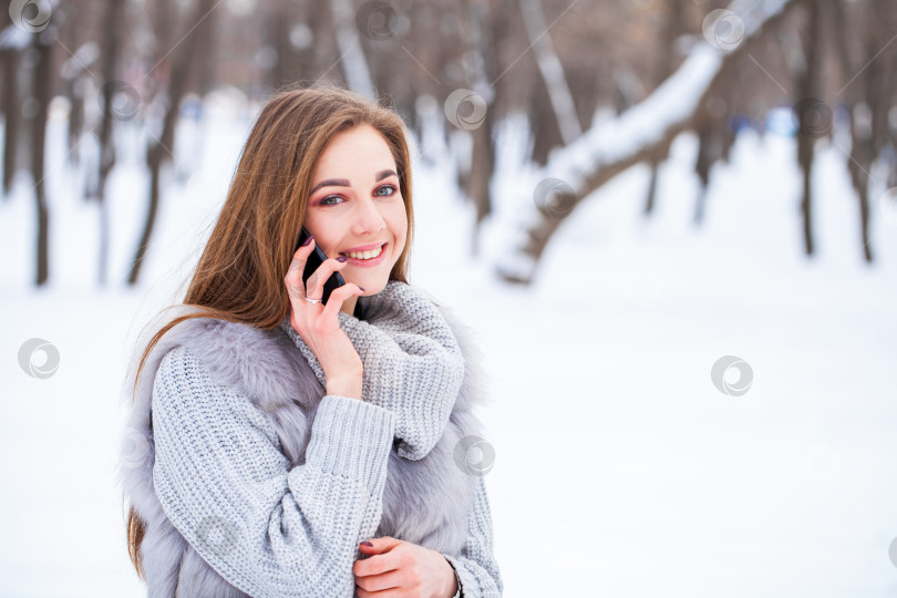 Скачать Портрет молодой женщины крупным планом в сером свитере фотосток Ozero