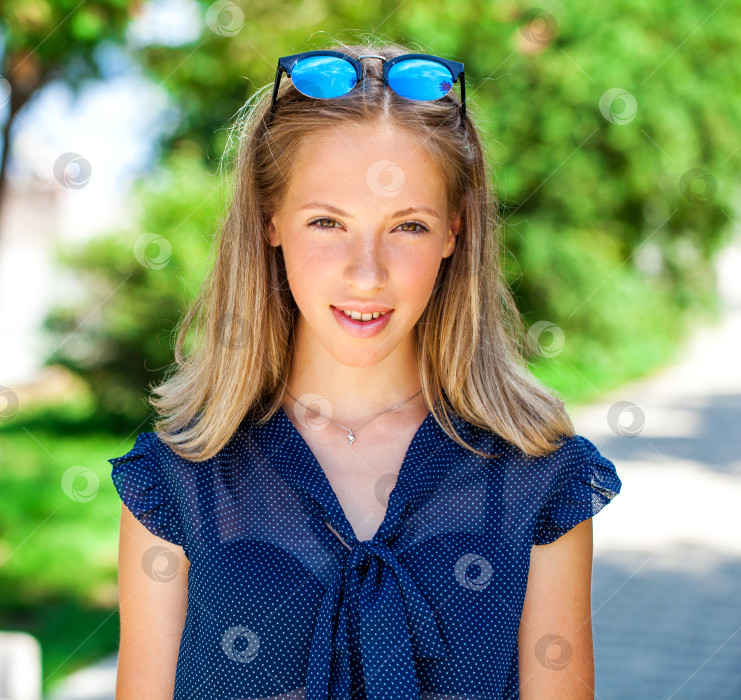 Скачать Портрет молодой красивой девушки крупным планом в летнем парке фотосток Ozero