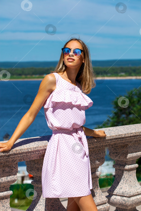 Скачать Портрет молодой красивой светловолосой девушки фотосток Ozero