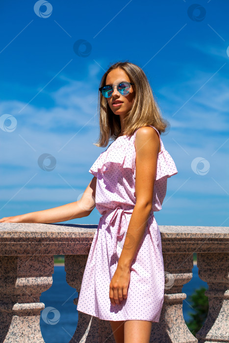 Скачать Портрет молодой красивой светловолосой девушки фотосток Ozero