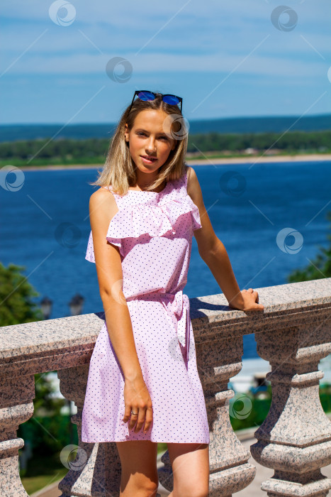 Скачать Портрет молодой красивой светловолосой девушки фотосток Ozero