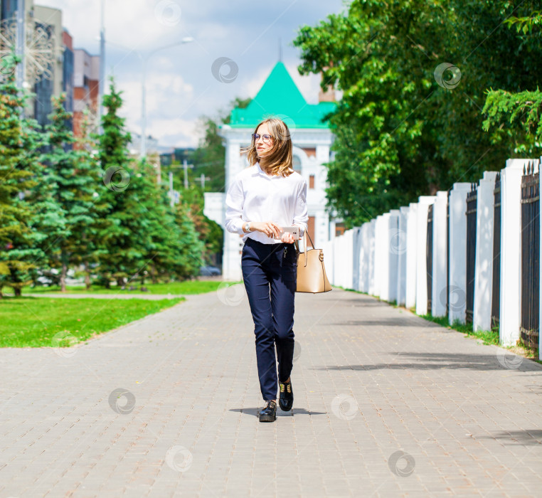 Скачать Портрет молодой красивой деловой женщины в очках фотосток Ozero
