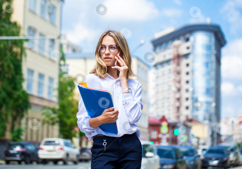 Скачать Портрет молодой красивой деловой женщины в очках фотосток Ozero