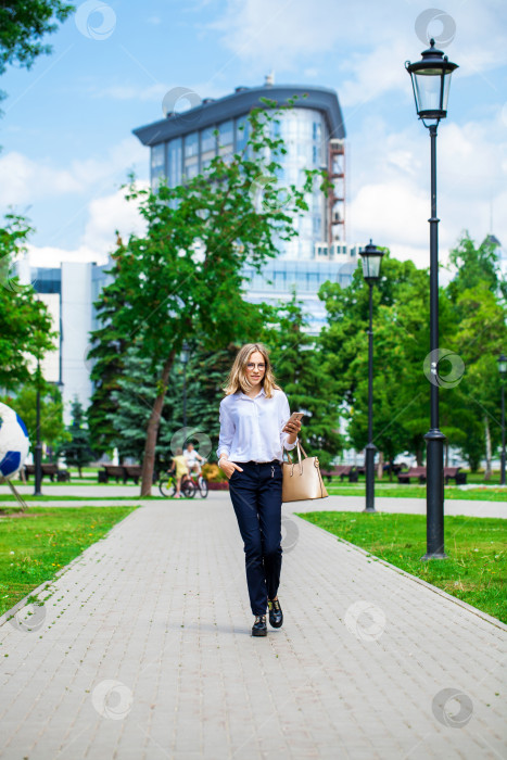 Скачать Портрет молодой красивой деловой женщины в очках фотосток Ozero