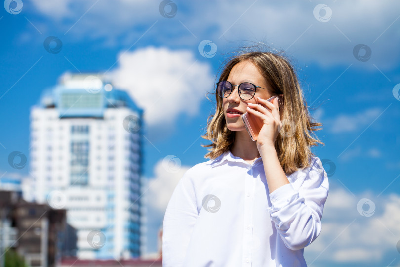 Скачать Портрет молодой красивой деловой женщины в очках фотосток Ozero
