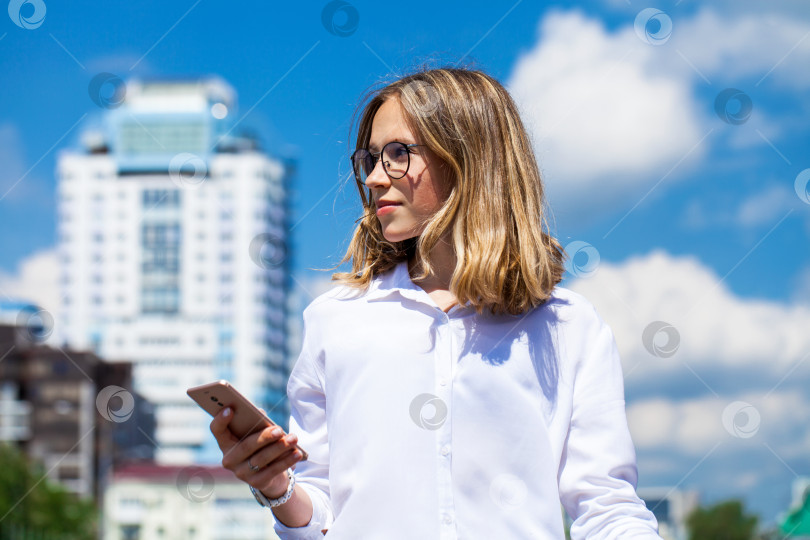 Скачать Портрет молодой красивой деловой женщины в очках фотосток Ozero