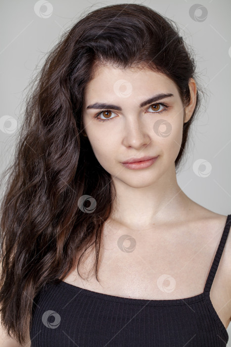 Скачать Портрет молодой красивой брюнетки крупным планом фотосток Ozero