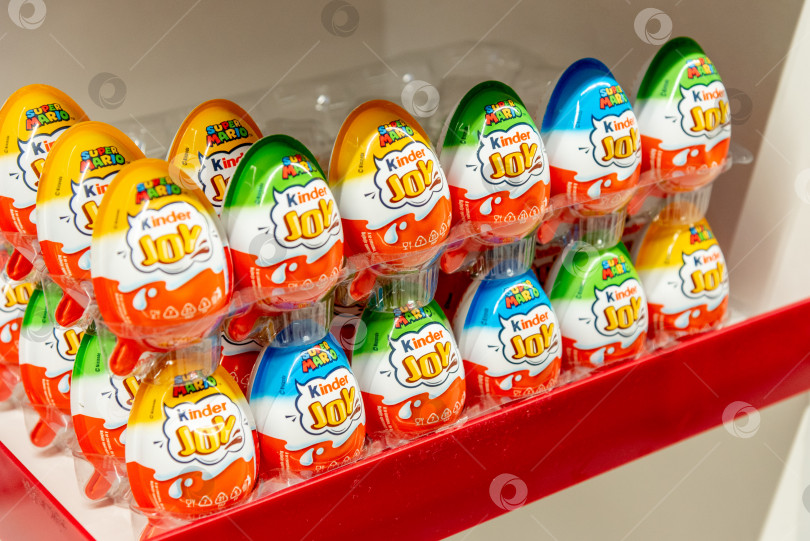 Скачать Бар, Черногория, 22 августа 2025 года, яйца с киндер-сюрпризом на полке супермаркета фотосток Ozero