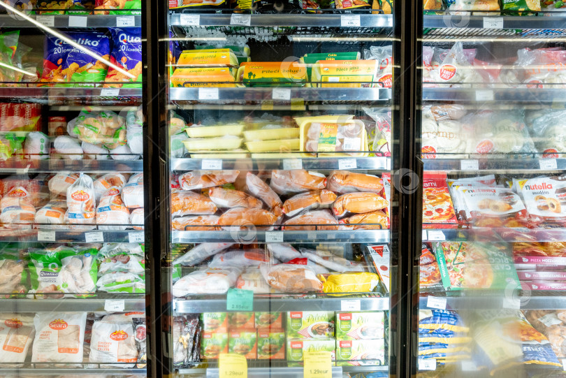 Скачать Бар, Черногория, 22 августа 2025 года, Холодильник с замороженными продуктами в продуктовом магазине фотосток Ozero