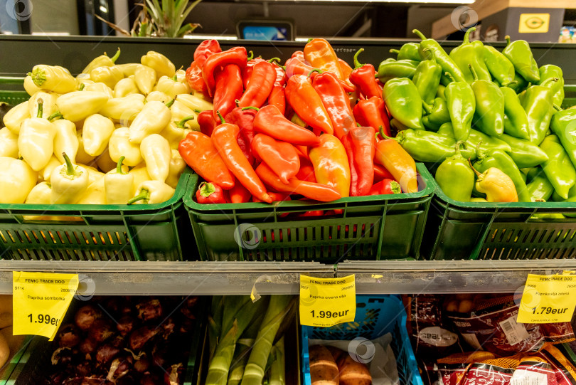Скачать Бар, Черногория, 22 августа 2025 года, Цветные перцы в упаковке в Овощном Продуктовом магазине фотосток Ozero