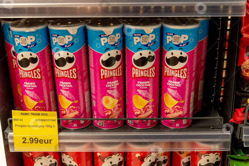 Скачать Бар, Черногория, 22 августа 2025 года, картофельные чипсы Pringles на полке в продуктовом магазине фотосток Ozero