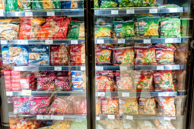 Скачать Бар, Черногория, 22 августа 2025 года, Холодильник с замороженными продуктами в продуктовом магазине фотосток Ozero