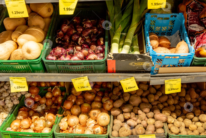 Скачать Бар, Черногория, 22 августа 2025 года, Картофель, лук, чеснок и тыква на рынке фотосток Ozero