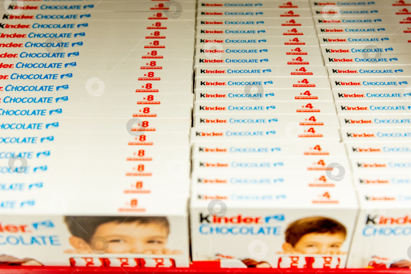 Скачать Бар, Черногория, 22 августа 2025 года, шоколад Kinder выставлен на полках супермаркета фотосток Ozero
