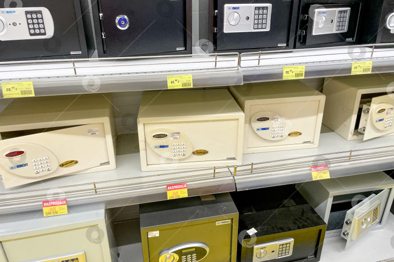Скачать Бар, Черногория, 25 июля 2025 года, коробка с различными сейфами на полке магазина фотосток Ozero