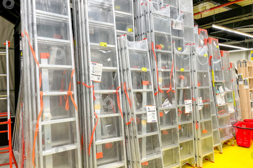 Скачать Бар, Черногория, 25 июля 2025 года, Строительство, ремонт стремянки в хозяйственном магазине фотосток Ozero