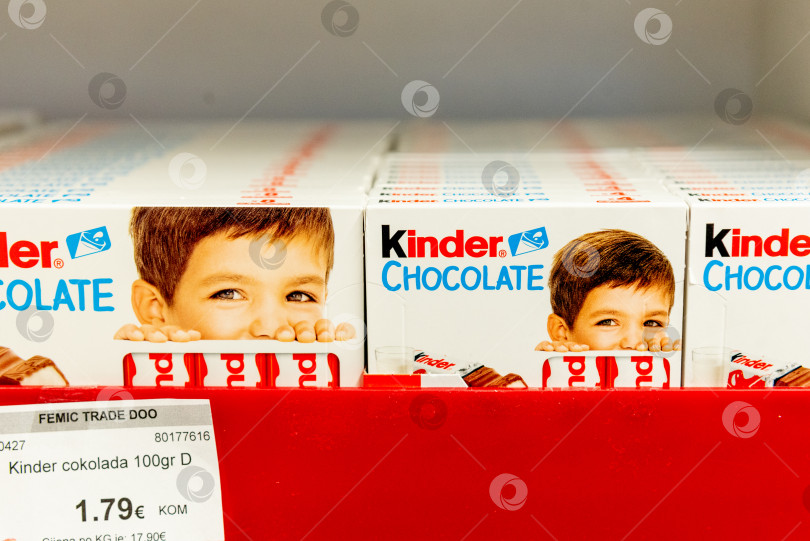 Скачать Бар, Черногория, 22 августа 2025 года, шоколад Kinder выставлен на полках супермаркета фотосток Ozero