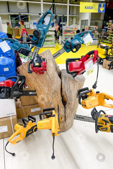 Скачать Бар, Черногория, 25 июля 2025 года, в строительном магазине продаются бензопилы фотосток Ozero