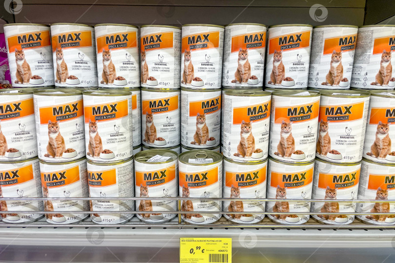 Скачать Бар, Черногория, 25 июля 2025 года, упаковка корма для домашних животных для собак и кошек в магазине shop фотосток Ozero