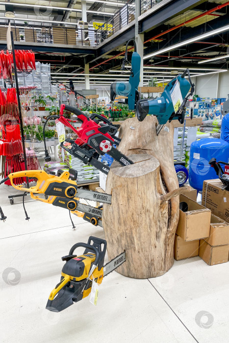 Скачать Бар, Черногория, 25 июля 2025 года, в строительном магазине продаются бензопилы фотосток Ozero