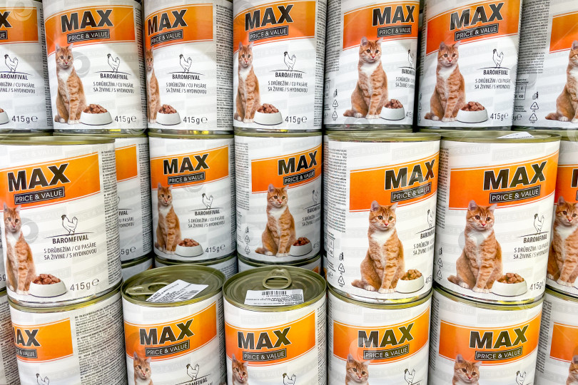 Скачать Бар, Черногория, 25 июля 2025 года, упаковка корма для домашних животных для собак и кошек в магазине shop фотосток Ozero