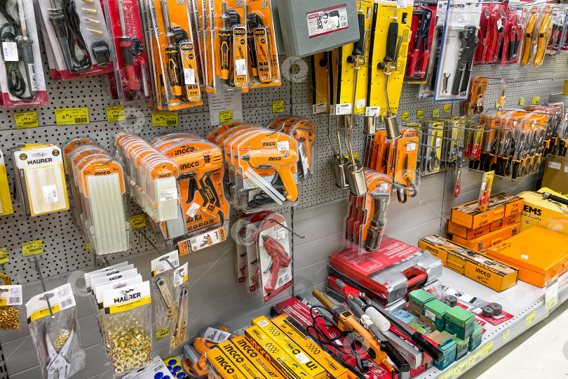 Скачать Бар, Черногория, 25 июля 2025 года, в хозяйственном магазине продаются строительные инструменты для ремонта фотосток Ozero