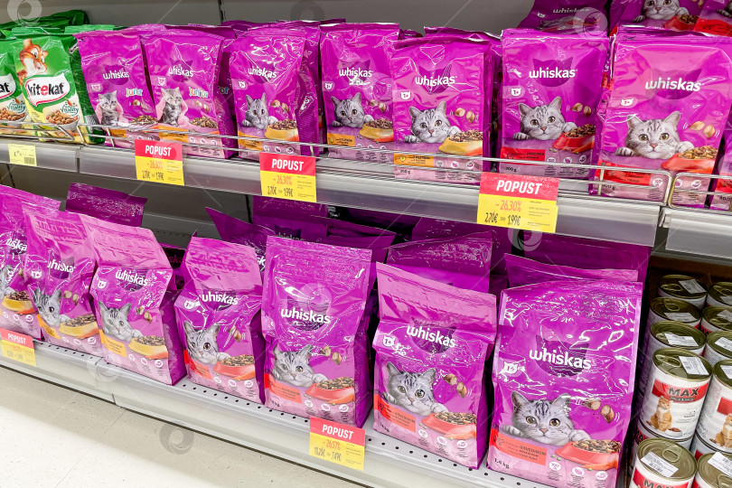 Скачать Бар, Черногория, 25 июля 2025 года, упаковка корма для домашних животных для собак и кошек в магазине shop фотосток Ozero
