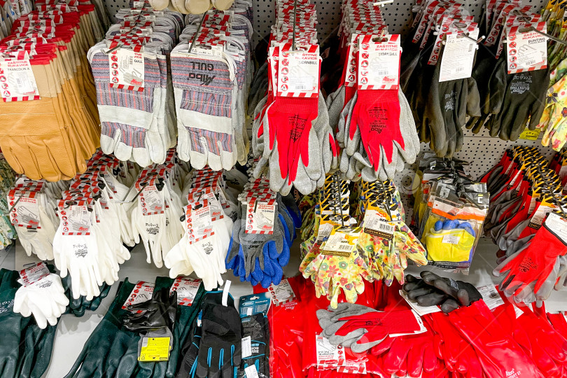 Скачать Бар, Черногория, 25 июля 2025 года, в хозяйственном магазине продаются перчатки для строительного ремонта фотосток Ozero