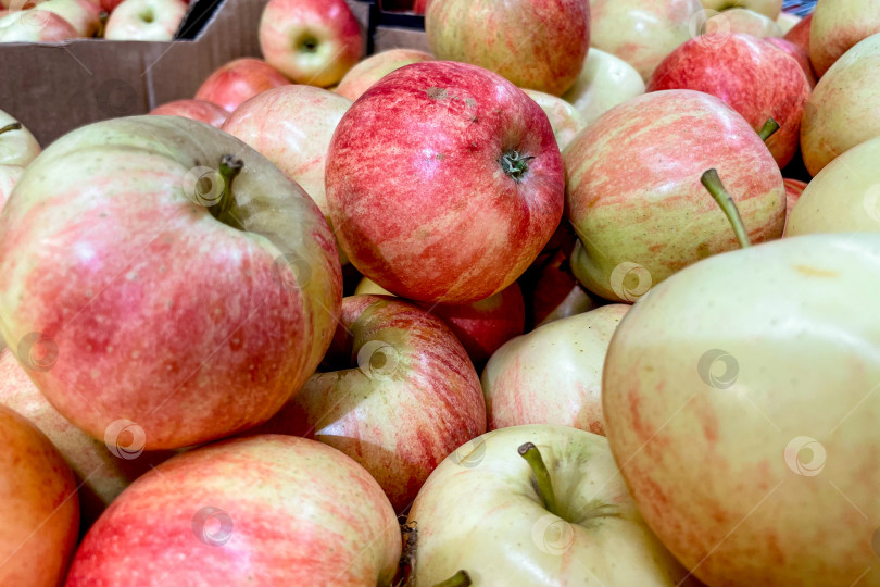 Скачать Яблоки в корзине в продуктовом магазине, фрукты и овощи продаются на рынке фотосток Ozero
