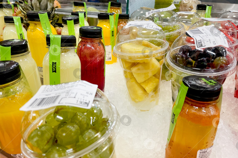 Скачать Бар, Черногория, 5 сентября 2025 года, Свежевыжатые соки и фруктовый салат в супермаркете фотосток Ozero
