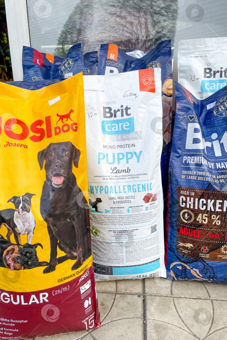 Скачать Бар, Черногория, 28 июля 2025 года, упаковка корма для домашних животных для собак и кошек в магазине shop фотосток Ozero