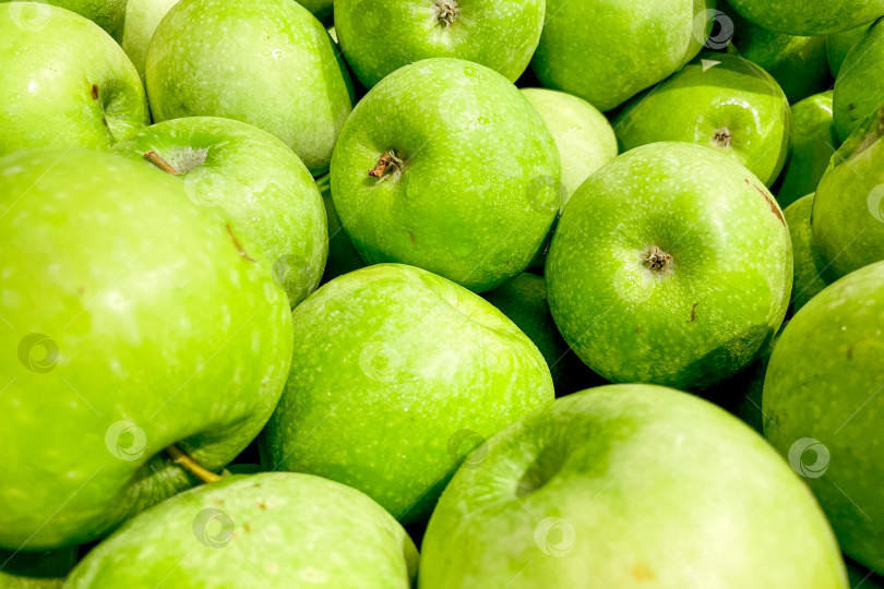 Скачать Яблоки в корзине в продуктовом магазине, фрукты и овощи продаются на рынке фотосток Ozero