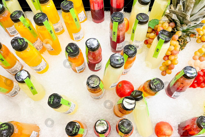 Скачать Бар, Черногория, 5 сентября 2025 года, Свежевыжатые соки и фруктовый салат в супермаркете фотосток Ozero