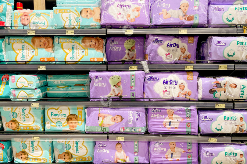 Скачать Бар, Черногория, 5 сентября 2025 года, Супермаркет с полкой для детских подгузников и трусиков фотосток Ozero