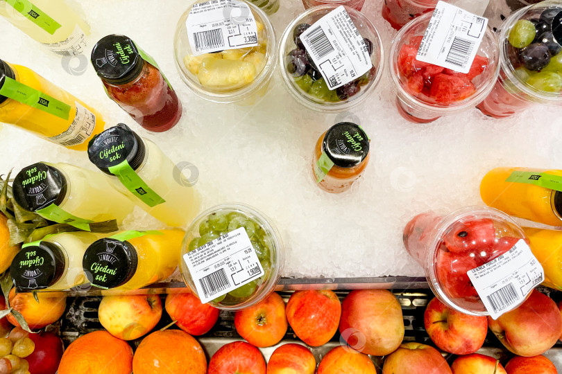 Скачать Бар, Черногория, 5 сентября 2025 года, Свежевыжатые соки и фруктовый салат в супермаркете фотосток Ozero