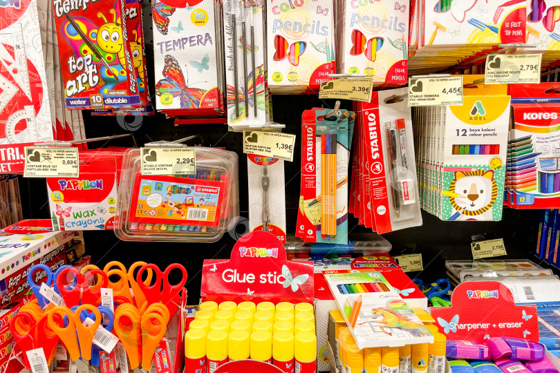 Скачать Бар, Черногория, 5 сентября 2025 года, Магазин канцелярских товаров для школы и хобби фотосток Ozero