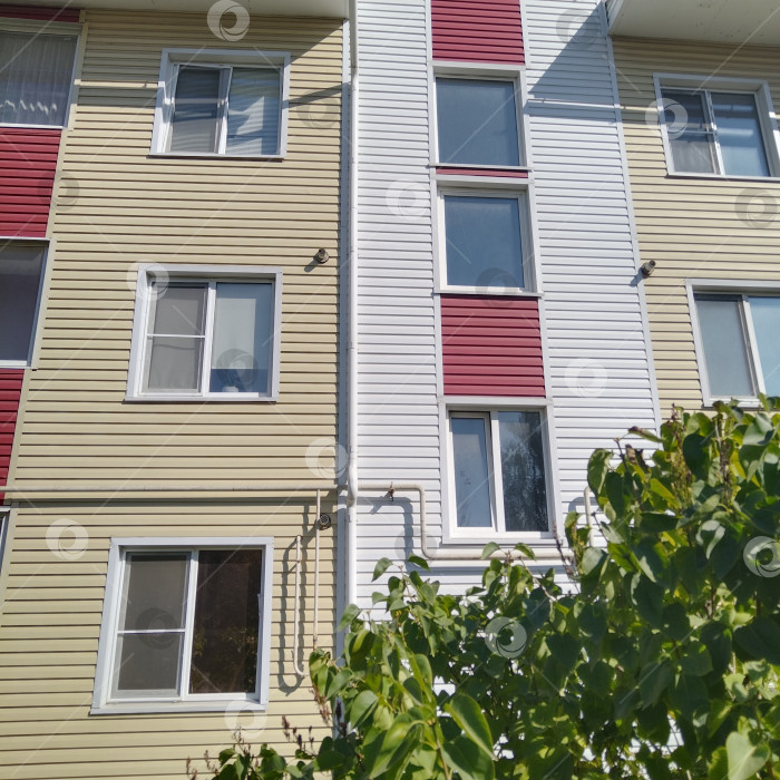 Скачать Трёхэтажный многоквартирный дом. фотосток Ozero