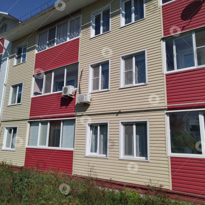 Скачать Трёхэтажный многоквартирный дом. фотосток Ozero