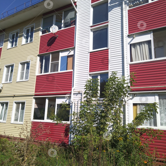 Скачать Трёхэтажный многоквартирный дом. фотосток Ozero