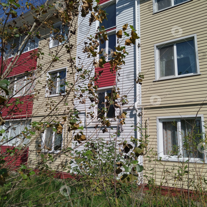 Скачать Трёхэтажный многоквартирный дом. фотосток Ozero