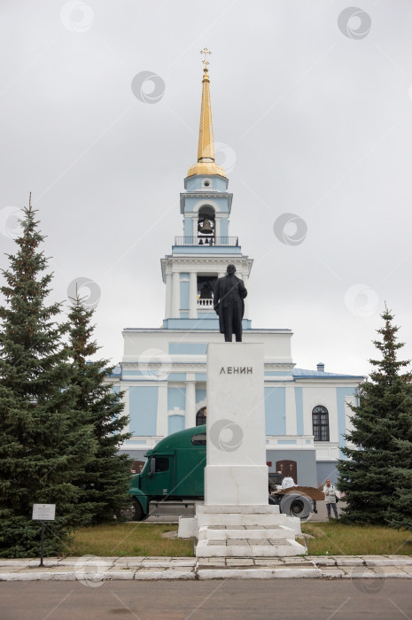 Скачать Воткинск, Удмуртия, Россия - 20 августа 2025: Памятник В.И. Ленину на фоне Благовещенского собора фотосток Ozero