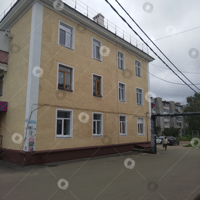 Скачать Трёхэтажный многоквартирный дом. фотосток Ozero