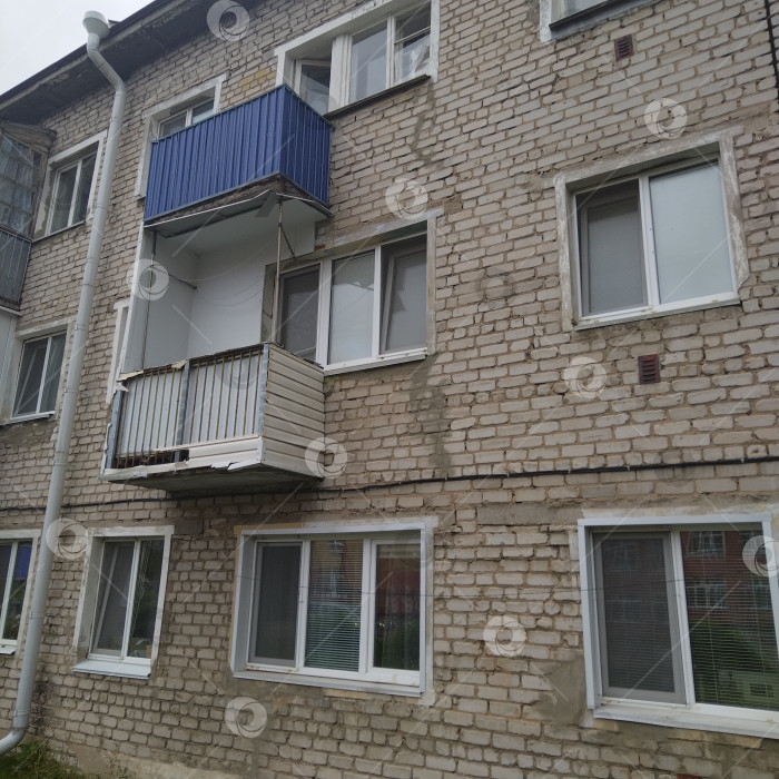 Скачать Трёхэтажный многоквартирный дом. фотосток Ozero