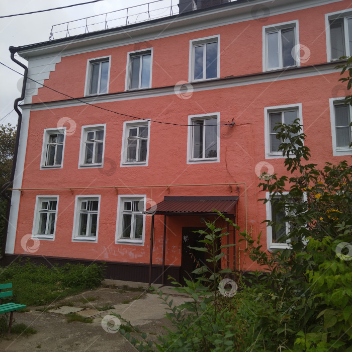 Скачать Трёхэтажный многоквартирный дом. фотосток Ozero