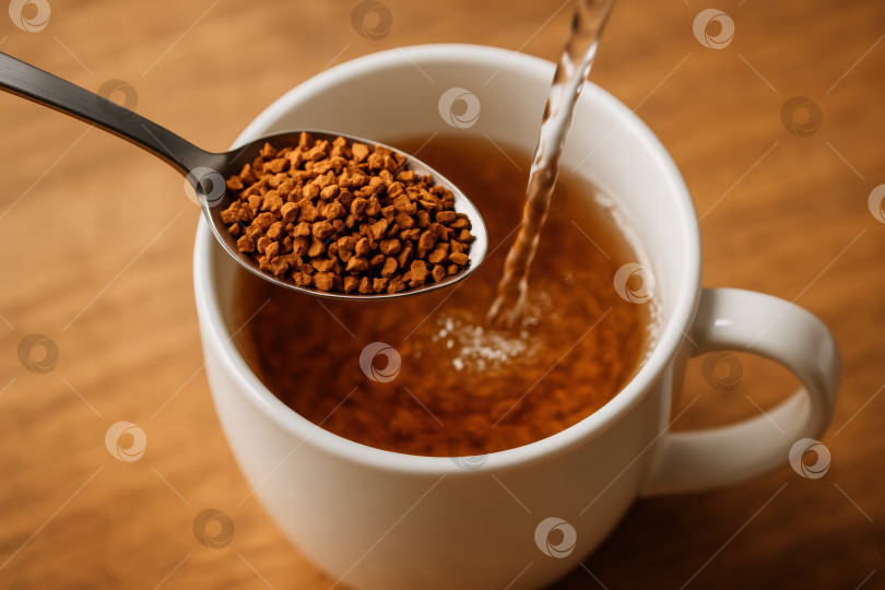 Скачать Приготовьте идеальную чашку растворимого кофе: Пошаговое руководство, как насладиться насыщенным вкусом и ароматом гранул в горячей воде фотосток Ozero