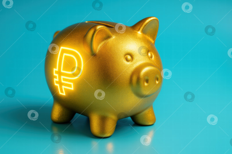 Скачать Мерцающая золотая копилка с подсвеченным символом валюты, символизирующим экономию денег и финансовый рост на ярком фоне цвета морской волны фотосток Ozero