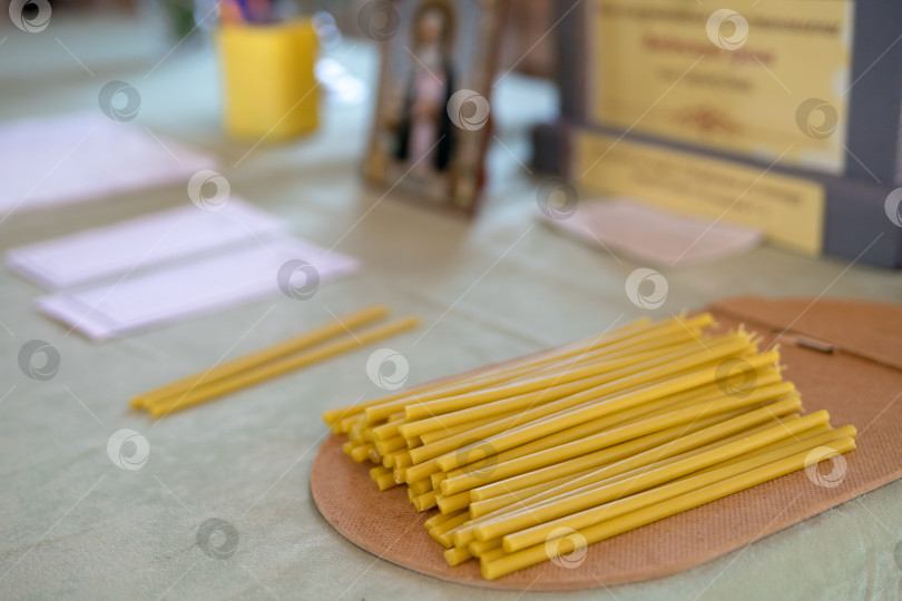 Скачать церковные свечи. стопка незажженных свечей фотосток Ozero